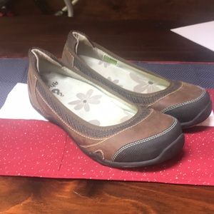 Super cute and comfy Ahnu flats